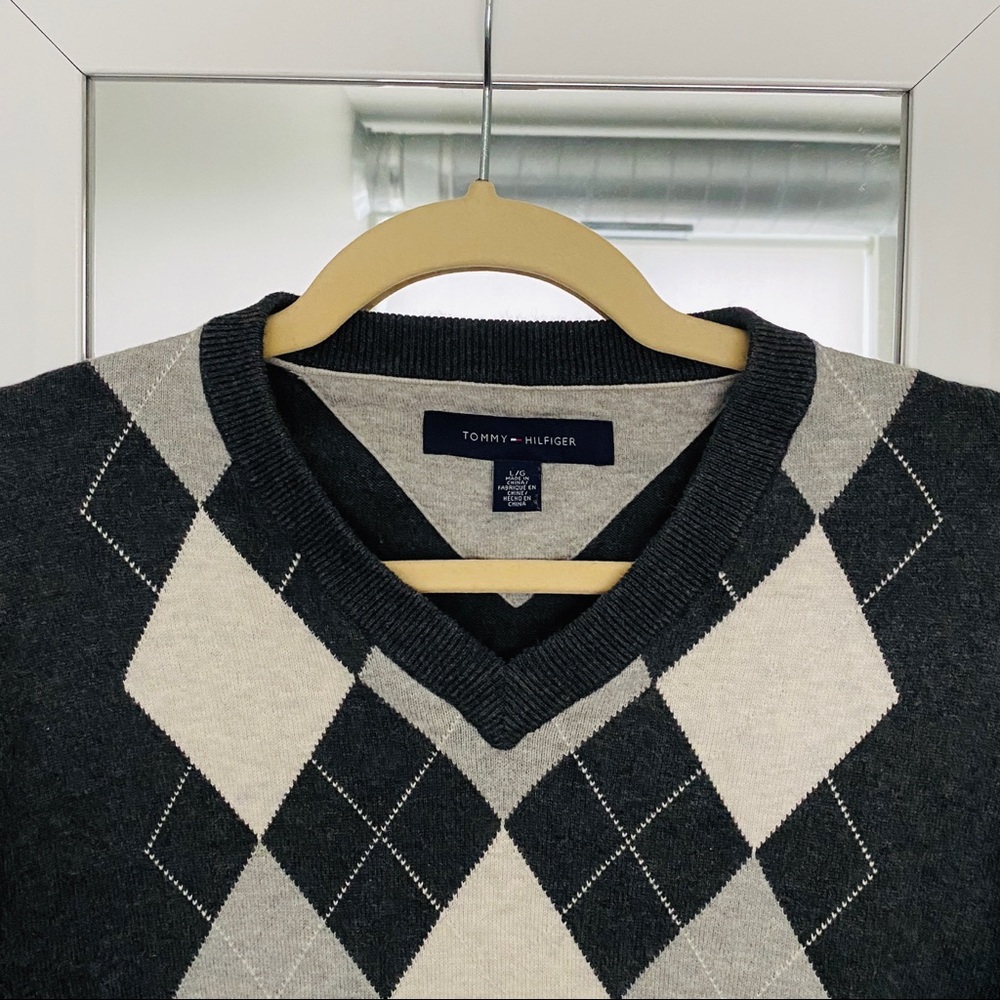 NWOT Men’s V-Neck Argyle Tommy Hilfiger Sweater